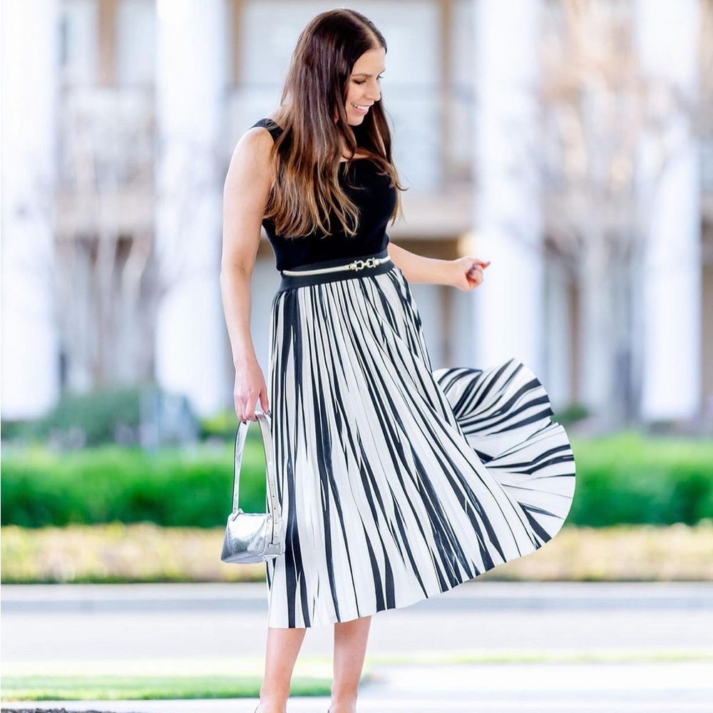 Pleaded brand new black and white midi skirt!